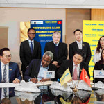 Ông Trần Khải Hoàn, Thành viên Hội đồng quản trị kiêm quyền Tổng giám đốc Nam A Bank và đại diện lãnh đạo cấp cao IFC ký kết hợp tác