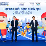 Ông Alwin Low, Tổng giám đốc CLD Việt Nam khu vực miền Bắc, cùng ông Đỗ Duy Vị, đồng Giám đốc điều hành Tổ chức Trẻ em Rồng Xanh thực hiện nghi thức khởi động chiến dịch “Bước chân gắn kết yêu thương”