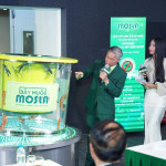 Nhà sáng lập Mosla, ông Nguyễn Văn Khoẻ giải thích về cơ chế hoạt động của bẫy muỗi bằng mô hình bẫy muỗi khổng lồ