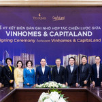 Sự kiện ký kết có sự hiện diện của ông Jonathan Yap, Tổng giám đốc CLD (giữa) và ông Phạm Nhật Vượng, Chủ tịch Tập đoàn Vingroup (thứ năm từ trái sang) cùng các lãnh đạo hai bên