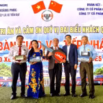 Ông Nguyễn Văn Hạnh, Giám đốc Trung tâm Lái xe Tiến Đạt (giữa) nhận bàn giao 20 xe tải H360E5 từ JAC Việt Nam
