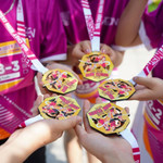Huy chương của giải chạy AEON Ekiden 2025 được thiết kế từ vật liệu tái chế thân thiện với môi trường