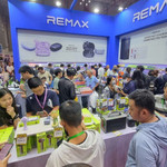 Gian hàng của thương hiệu Remax thu hút đông đảo khách tham quan, mua sắm