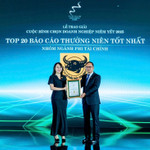 Đại diện Công ty Cổ phần Phân bón Bình Điền nhận vinh danh Top 20 doanh nghiệp có Báo cáo thường niên tốt nhất nhóm ngành phi tài chính năm 2025