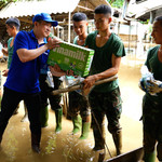 Vinamilk đem sữa, nước uống đến tận tay người dân và lực lượng đang làm nhiệm vụ khắc phục hậu quả bão lũ