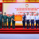 Đại tá Vũ Thị Hải Phượng, Phó Chủ tịch Hội đồng quản trị Ngân hàng TMCP Quân đội (MB) (thứ tư từ trái qua) đại diện MB cùng Bộ Quốc phòng trao số tiền ủng hộ