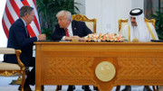 Tổng thống Mỹ Donald Trump (ngồi giữa), Quốc vương Qatar Tamim bin Hamad Al Thani (bên phải) và Tổng giám đốc Boeing Kelly Ortberg tham dự lễ ký kết tại Doha, Qatar hôm 14/5