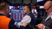 Phố Wall đi lên nhờ kỳ vọng Fed sắp giảm lãi suất, giá dầu nhích nhẹ