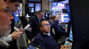 Chứng khoán Mỹ gần như “bất động”, giá dầu có thời điểm tăng vọt 13%