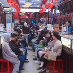 Sát ngày vía Thần tài, dòng người đội mưa “săn” vàng từ tờ mờ sáng 