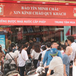 Người dân chen chúc xếp hàng mua, cửa hàng thông báo "không còn vàng để bán"