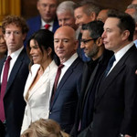 Từ trái sang phải: Mark Zuckerberg, CEO của Meta; Lauren Sanchez, người dẫn chương trình truyền hình Mỹ; Jeff Bezos, giám đốc điều hành Amazon; Sundar Pichai, giám đốc điều hành Google; và Elon Musk, CEO của Tesla, tại lễ nhậm chức của Tổng thống Hoa Kỳ Donald Trump tại Washington, ngày 20/1/2025. Ảnh: JULIA DEMAREE NIKHINSON/AFP