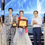 Trưởng BTC – Hoa hậu Đại sứ Toàn cầu Hạnh Nguyên, Trưởng BGK – Ca nhạc sĩ Ngọc Sơn (Chủ tịch Topstar Entertainment tại Việt Nam), Phó Trưởng BGK – NSND Vương Duy Biên (Nguyên Thứ trưởng Bộ Văn hoá, Thể thao và Du lịch) và Hoa hậu Nhân ái – Hoa hậu Thương hiệu Việt Nam 2024 Nguyễn Thị Thủy thực hiện nghi thức trao giải cho nàng tân hậu. Photo: Team Bình Nguyễn