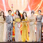 Trưởng BGK – Ca nhạc sĩ Ngọc Sơn (Chủ tịch Topstar Entertainment tại Việt Nam), Phó Trưởng BGK – NSND Vương Duy Biên (Nguyên Thứ trưởng Bộ Văn hoá, Thể thao và Du lịch) và Hoa hậu Doanh nhân Hương sắc Việt Nam 2025 Đoàn Thị Minh Toán, Hoa hậu Doanh nhân Châu Á 2025 Ban Thị Thu và Hoa hậu Doanh nhân Việt Nam 2026 Nguyễn Hoàng Vân thực hiện nghi thức trao giải cho nàng tân hậu. Photo: Team Bình Nguyễn