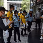 Sự khốc liệt của thị trường trăm người mua vạn người bán đang lộ ra những chiêu trò không ngờ