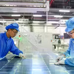Các công nhân đang làm việc trên dây chuyền sản xuất tấm pin mặt trời hiệu suất cao tại một xưởng của công ty DAS Solar Co., Ltd. 