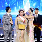 Trưởng BGK – Ca nhạc sĩ Ngọc Sơn (Chủ tịch Topstar Entertainment tại Việt Nam), Hoa hậu Nhân ái – Hoa hậu Thương hiệu Việt Nam 2024 Nguyễn Thị Thủy, Hoa hậu Doanh nhân Việt Nam 2026 Nguyễn Hoàng Vân thực hiện nghi thức trao giải cho nàng tân hậu. Photo: Team Bình Nguyễn