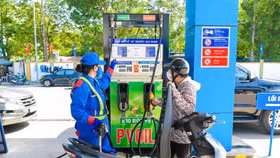Giá xăng giảm mạnh, xăng E10 xuống gần 2.000 đồng/lít
