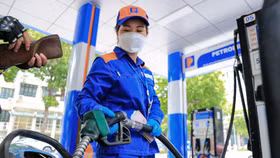 Giá xăng dầu cùng tăng, dầu diesel vượt 30.000 đồng/lít