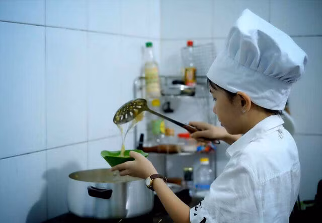 Chân dung cô bé 12 tuổi mở cửa hàng kinh doanh, tự sắm hàng hiệu ảnh 3