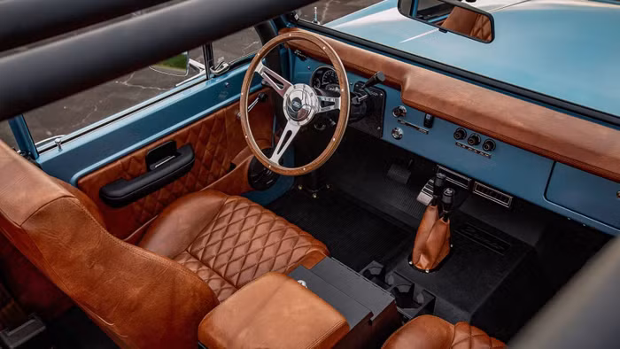 Ngắm xe cổ Ford Bronco 1973 được phục chế đẹp long lanh, giá đắt ngang siêu xe ảnh 2