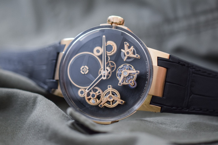 Đồng hồ Tourbillon 'nổi' giá gần 100.000 USD