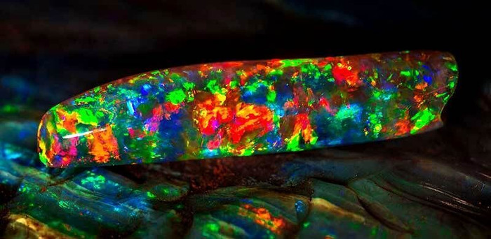 Tại sao ngọc mắt mèo đen (black opal) lại có giá trị đến vậy? ảnh 1 Worlds-most-expensive-opal-literally-glows-in-the-dark-geology-in.jpg