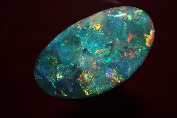 Tại sao ngọc mắt mèo đen (black opal) lại có giá trị đến vậy? ảnh 2 Tại sao ngọc mắt mèo đen (black opal) lại có giá trị đến vậy? ảnh 2