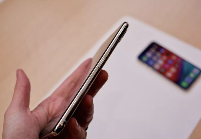 Ảnh thực tế Phone Xs Max hai sim, màn hình 'khổng lồ' ảnh 3 Ảnh thực tế Phone Xs Max hai sim, màn hình 'khổng lồ' ảnh 3