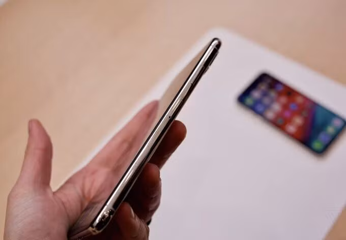 Ảnh thực tế Phone Xs Max hai sim, màn hình 'khổng lồ' ảnh 3