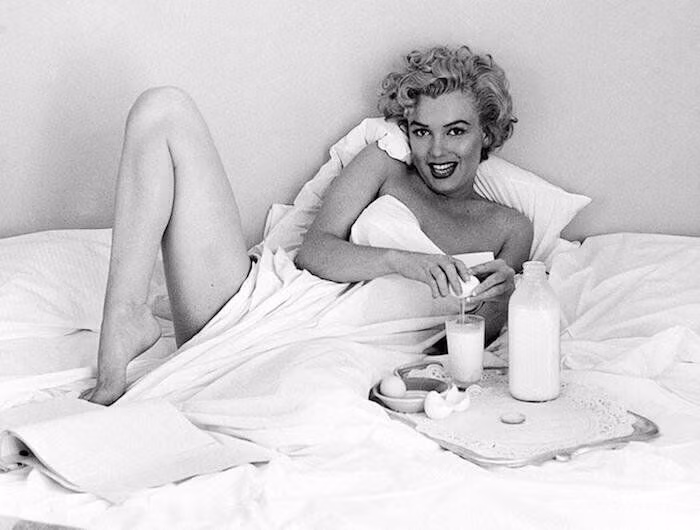 53-30534-marilyn-monroe-in-bed-1447204528.jpg