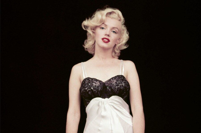 Marilyn Monroe và những bí quyết cho một thân hình “đồng hồ cát"