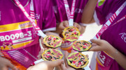 Huy chương của giải chạy AEON Ekiden 2025 được thiết kế từ vật liệu tái chế thân thiện với môi trường