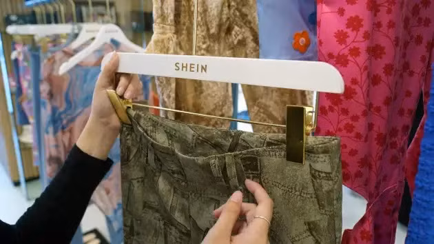 Quần áo được trưng bày tại trụ sở Shein
