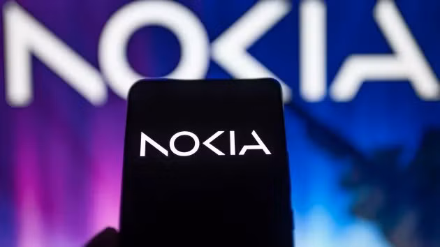 Logo mới của Nokia được hiển thị trên điện thoại di động.