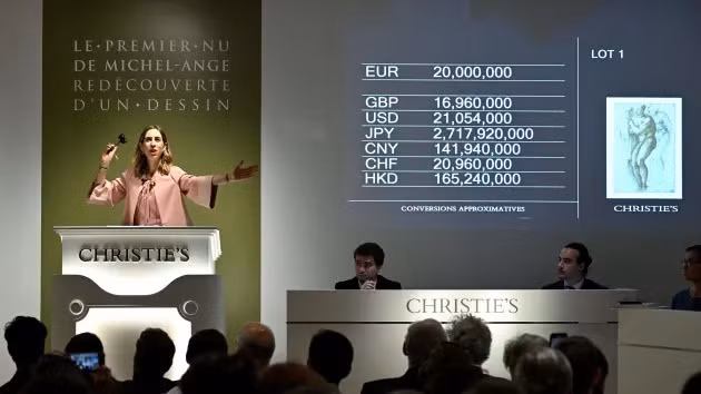 Nhà đấu giá Victoire Gineste ra hiệu khi cô ấy chốt giá 21,9 triệu USD cho một bức vẽ tại nhà đấu giá Christie ở Paris vào ngày 18 tháng 5 năm 2022