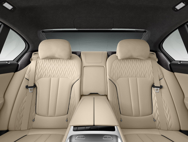 </p><p>Dự kiến, BMW M760Li xDrive 2017 sẽ chính thức trình làng trong triển lãm Geneva diễn ra vào tháng 3 tới. Hiện hãng BMW chưa công bố giá bán của M760Li xDrive 2017.</p><p>