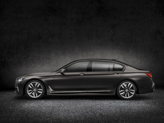 </p><p>Theo hãng BMW, M760Li xDrive có thể tăng tốc từ 0-100 km/h trong 3,9, nhanh hơn 0,4 giây so với M5. Trong khi đó, vận tốc tối đa của BMW M760Li xDrive bị giới hạn ở mức 250 km/h. Như vậy, BMW M760Li xDrive không phải là mẫu xe 7-Series mạnh nhất mà bạn có thể mua từ đại lý chính hãng.</p><p>