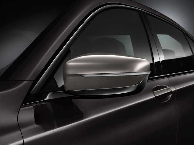 </p><p>Đồng thời, gói phụ kiện còn bao gồm bộ vành hợp kim nhẹ BMW Individual có đường kính 20 inch, kẹp phanh màu đen và bộ phụ kiện mạ crôm ở ngoại thất.</p><p>