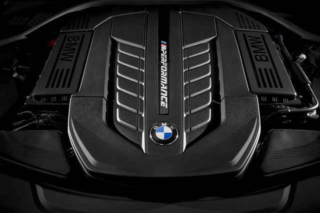 </p><p>Nằm bên dưới nắp capô của BMW M760Li xDrive là khối động cơ V12, tăng áp kép, dung tích 6,6 lít, sản sinh công suất tối đa 592 mã lực tại vòng tua máy 5.500 vòng/phút và mô-men xoắn cực đại 800 Nm tại vòng tua máy 1.500 vòng/phút.</p><p>