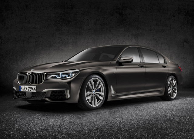 </p><p>Bên ngoài BMW M760Li xDrive 2017 có cản va cải tiến, tấm hướng gió bên sườn và cặp ống xả đằng sau.</p><p>