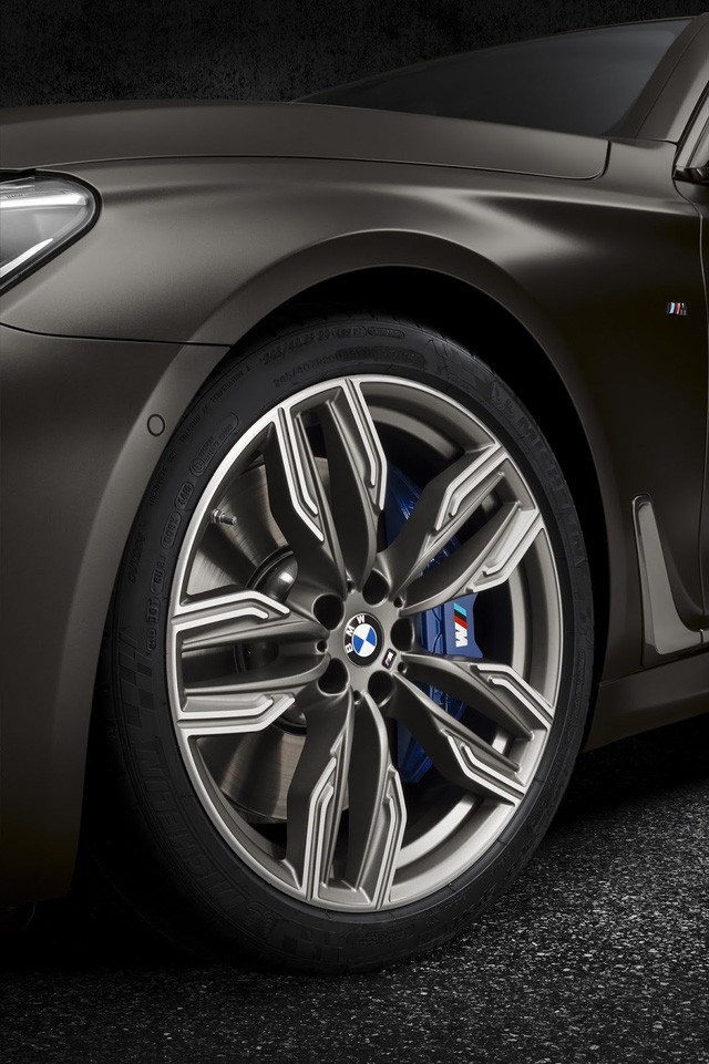 </p><p>Ngoài ra, BMW M760Li xDrive còn được trang bị hệ thống treo thích ứng Executive Drive Pro, phanh M Sport với kẹp phanh bằng kim loại màu xanh dương và bộ vành hợp kim 20 inch màu xám mờ Cerium Grey.</p><p>