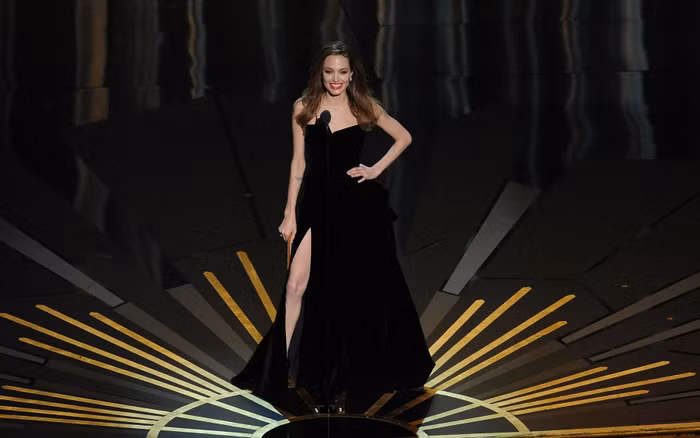 Angelia Jolie nhận giải Oscar cho kịch bản chuyển thể hay nhất