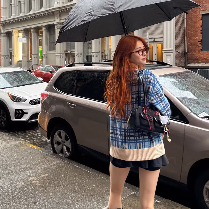 Cô nàng Huh Yunjin (LE SSERAFIM) cũng không thể cưỡng lại sức hút của item nhà Stand Oil