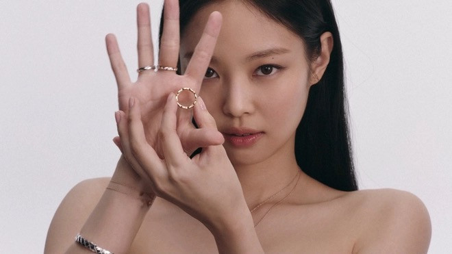 Jennie quảng bá chiến dịch Coco Crush của Chanel