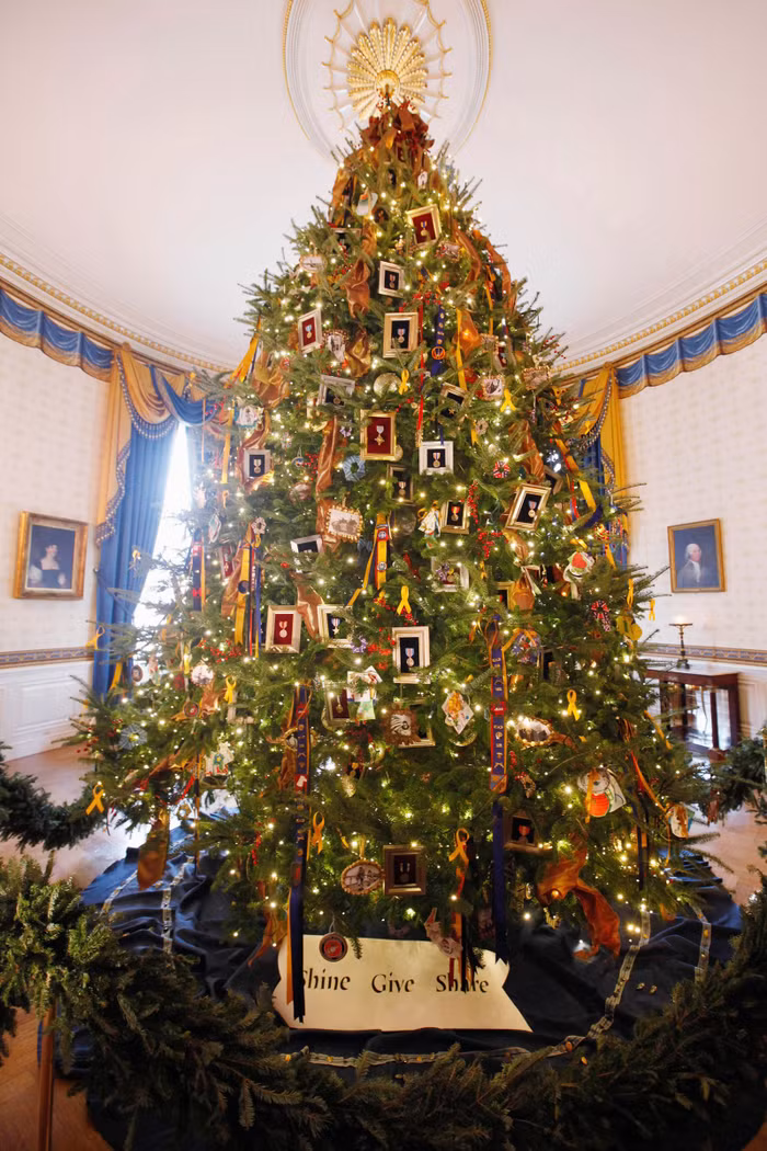 231127165411-24-white-house-christmas-decor-obama-cropped-1534.jpeg