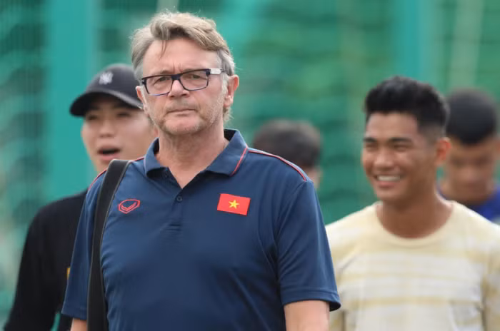 Ai sẽ thay thế vị trí thuyền trưởng tuyển Việt Nam của ông Troussier?