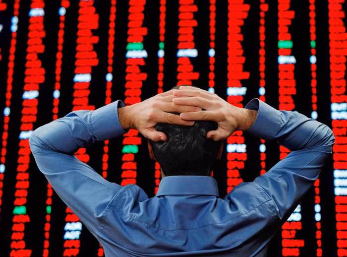 Giữa "tâm bão" chứng khoán, L10, YBM, DTL, SSB vẫn phi nước đại