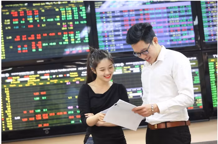 Sóng hồi xuất hiện, VN-Index hướng đỉnh cũ nhưng rủi ro chốt lời vẫn rình rập