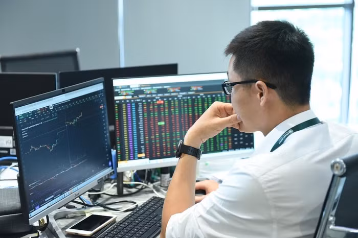 VN-Index quay lại đỉnh cũ, nhà đầu tư nên làm gì ?